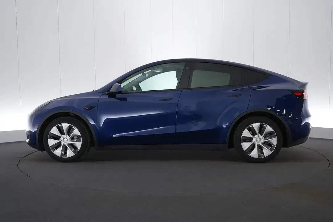 Tesla Model Y RWD - Thumbnail 6