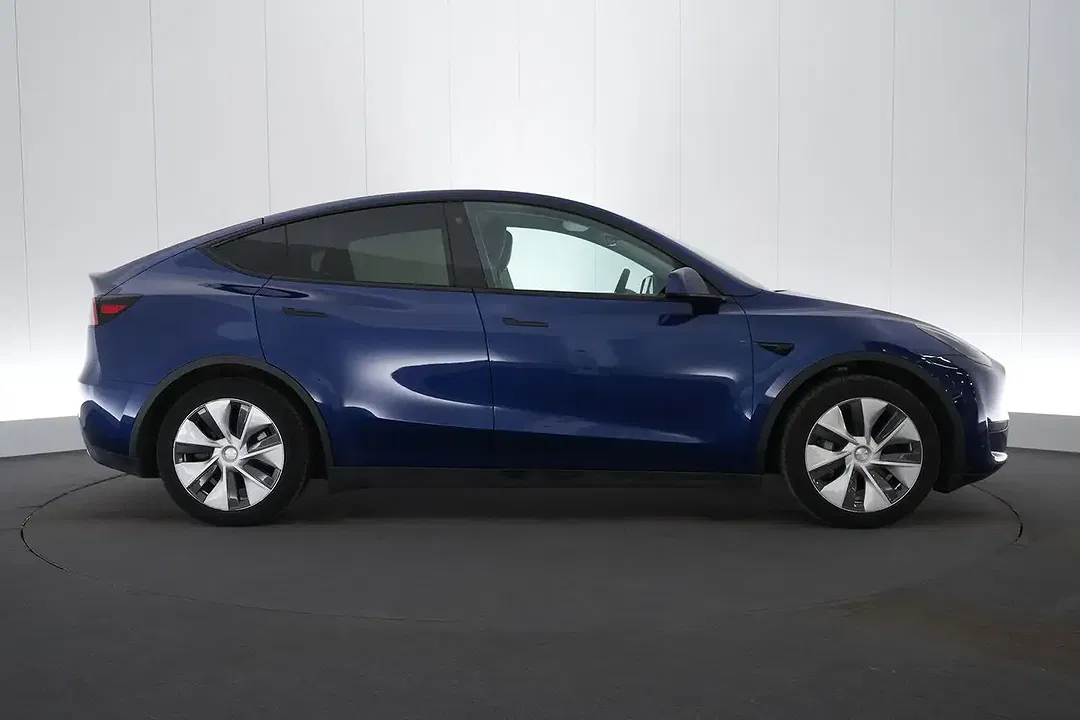 Tesla Model Y RWD - Thumbnail 3