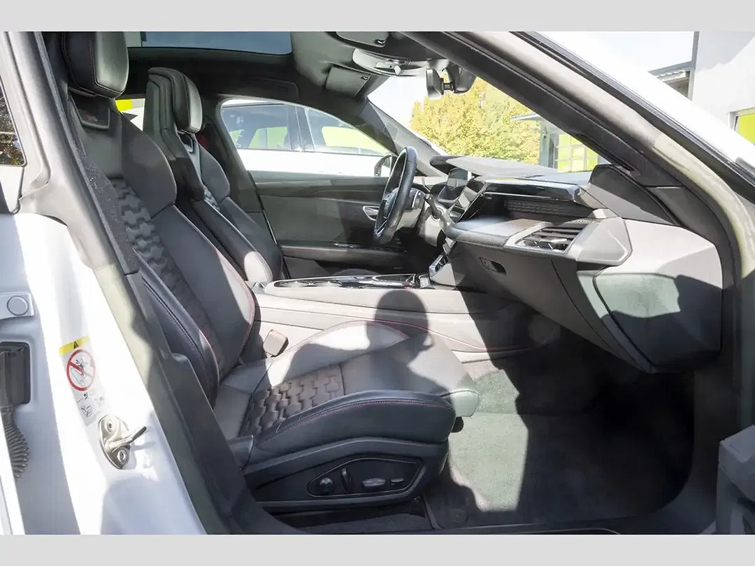 Audi RS e-tron GT quattro Matrix LED design - Thumbnail 6