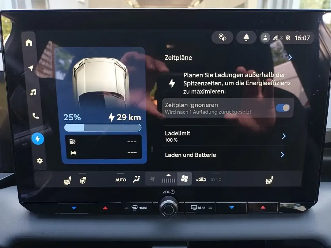 Toyota RAV 4 PHEV Style - Thumbnail 13