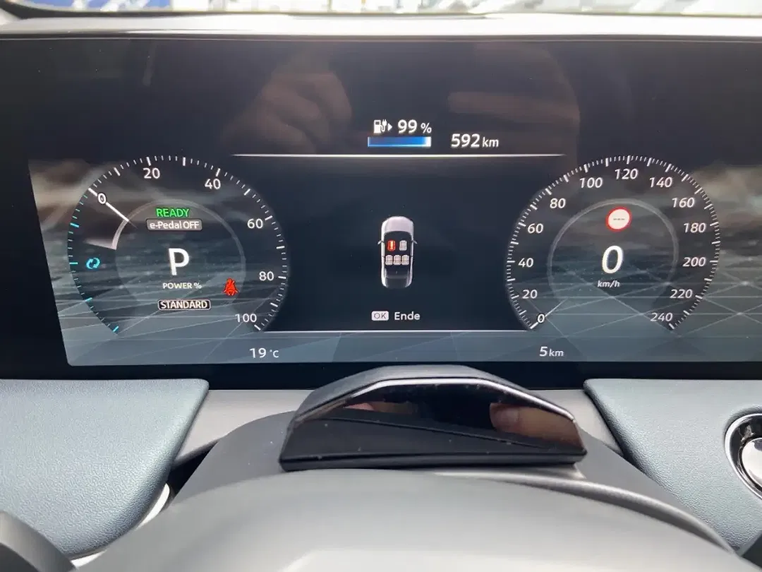 Nissan Leaf - Thumbnail 15