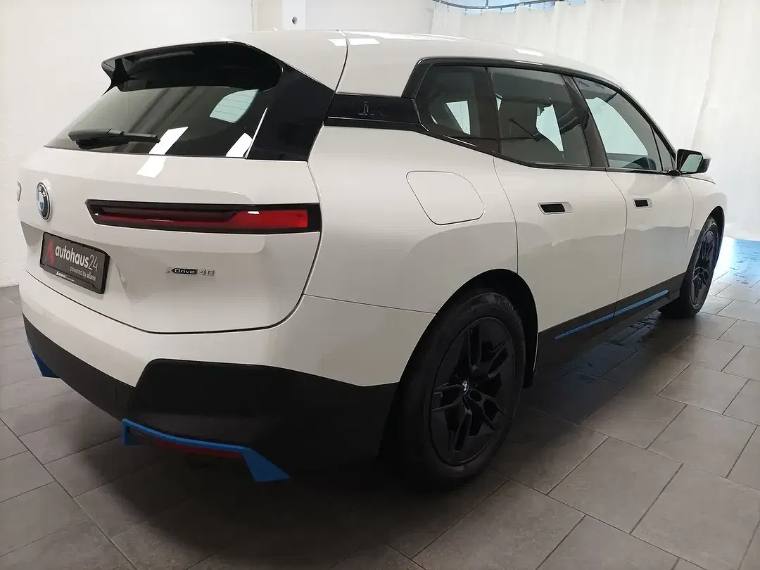 BMW iX xDrive - Thumbnail 3