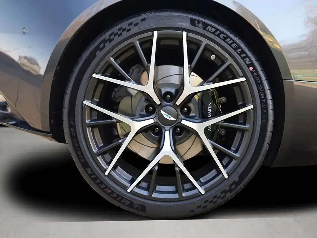 Aston Martin DB12 Coupe - Thumbnail 4