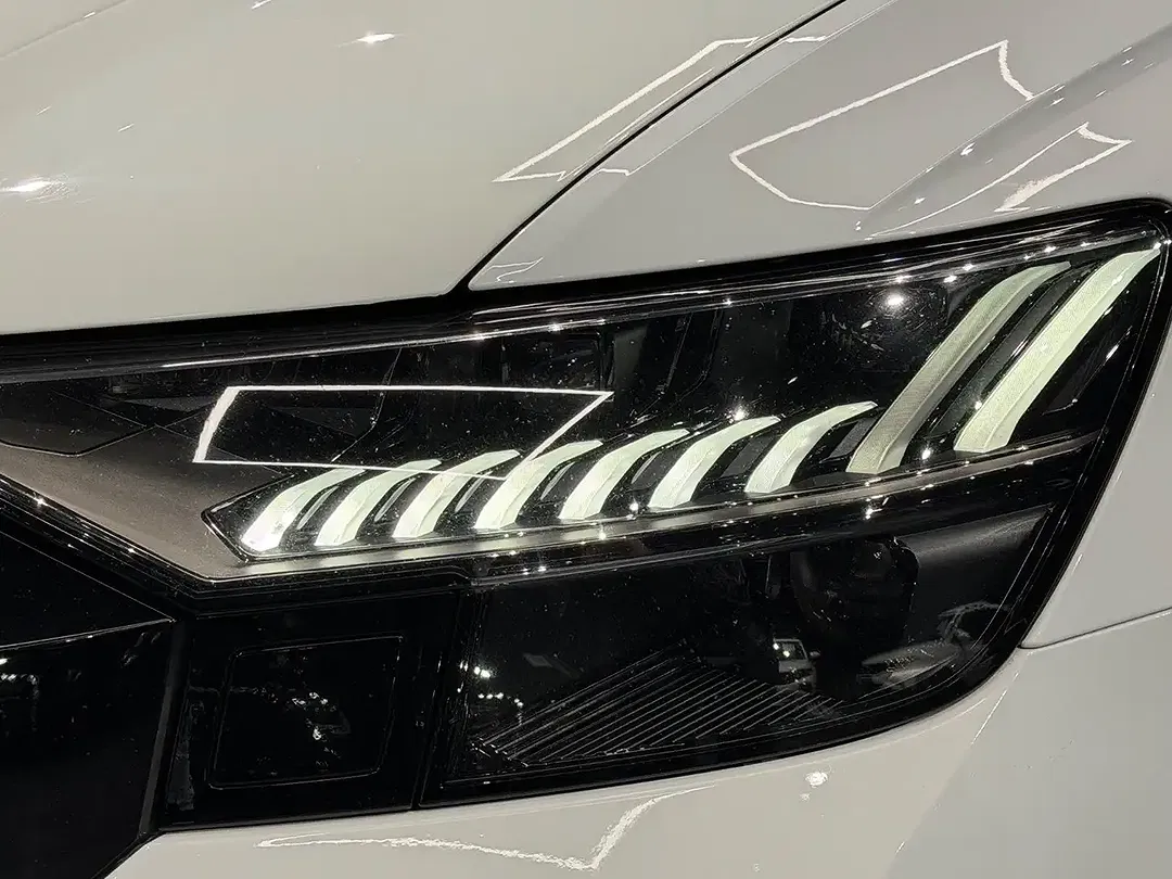 Audi RS Q8 quattro - Thumbnail 5
