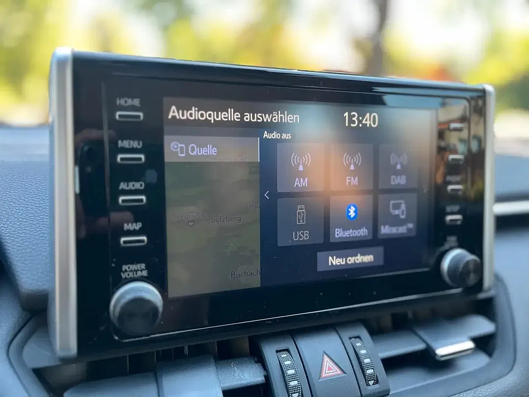 Toyota RAV 4 Hybrid 4x4 - Thumbnail 12