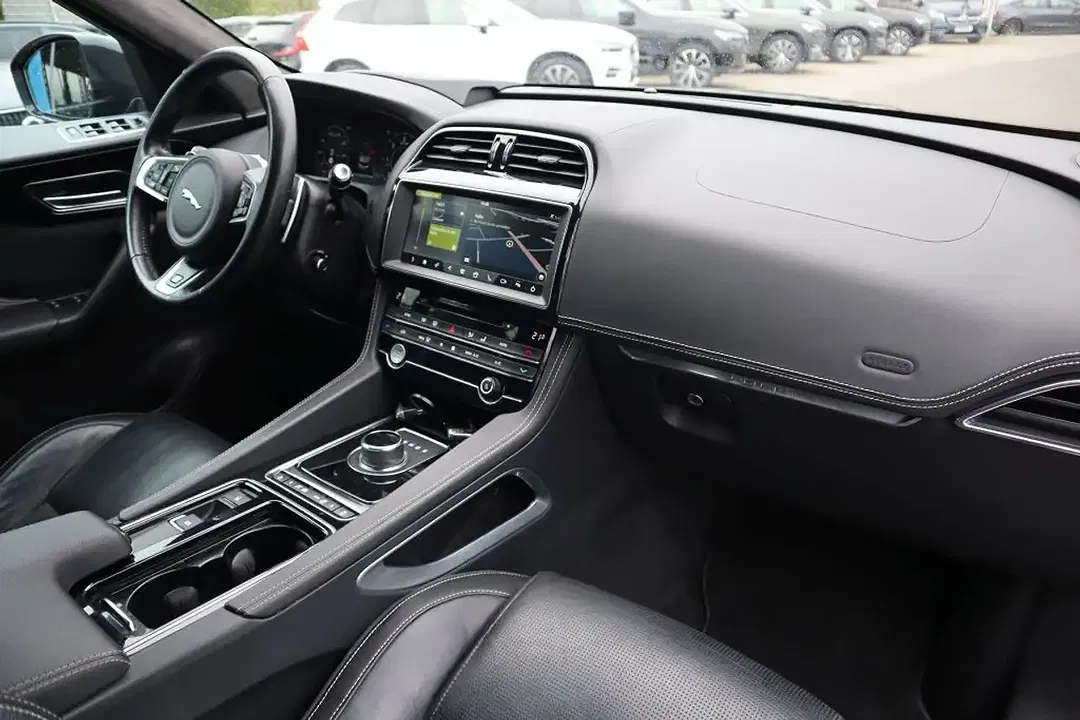 Jaguar F-Pace 30d 4x4 R-Sport - Thumbnail 13