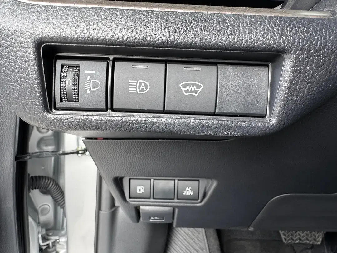 Toyota Prius PHEV - Thumbnail 11