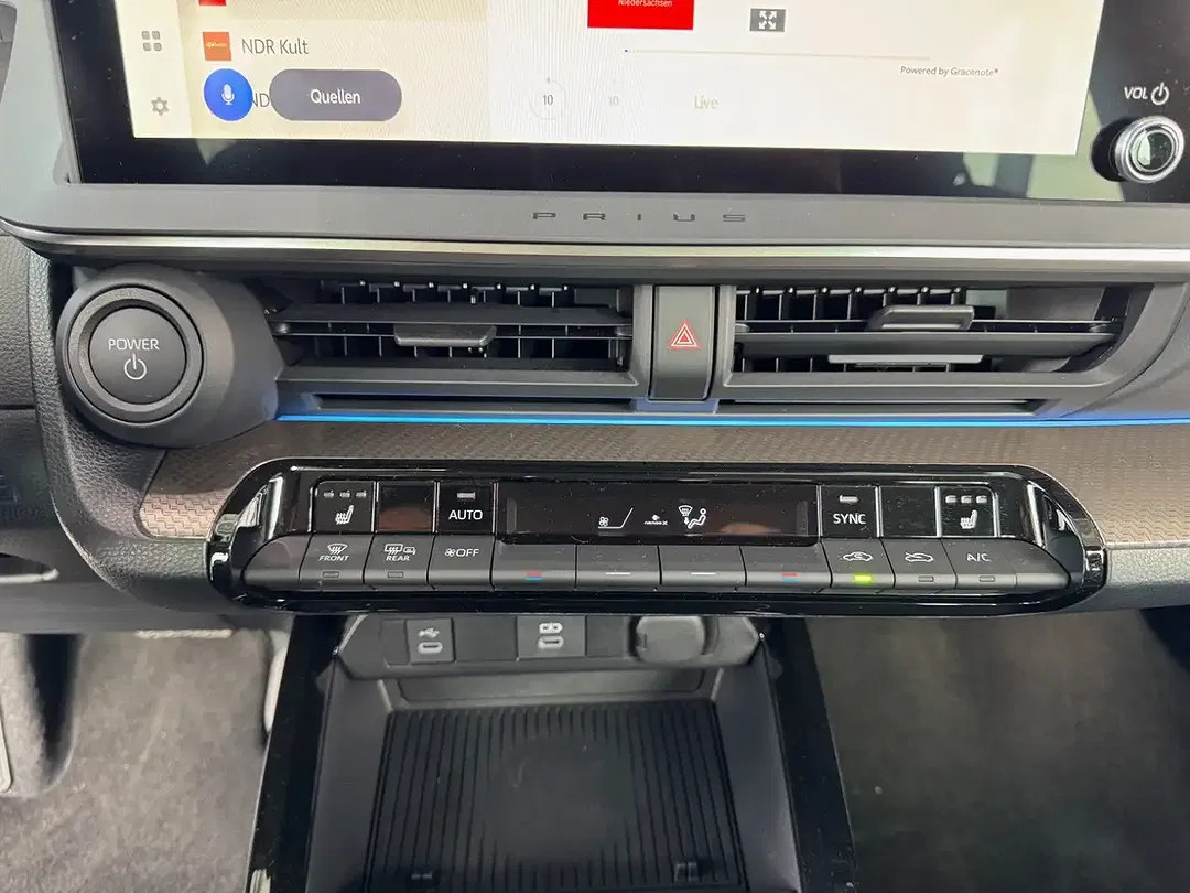 Toyota Prius PHEV - Thumbnail 15