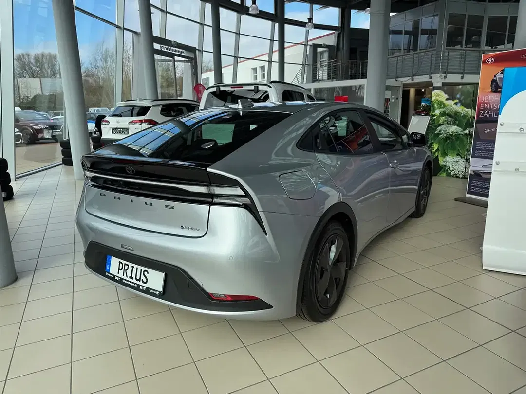 Toyota Prius PHEV - Thumbnail 4