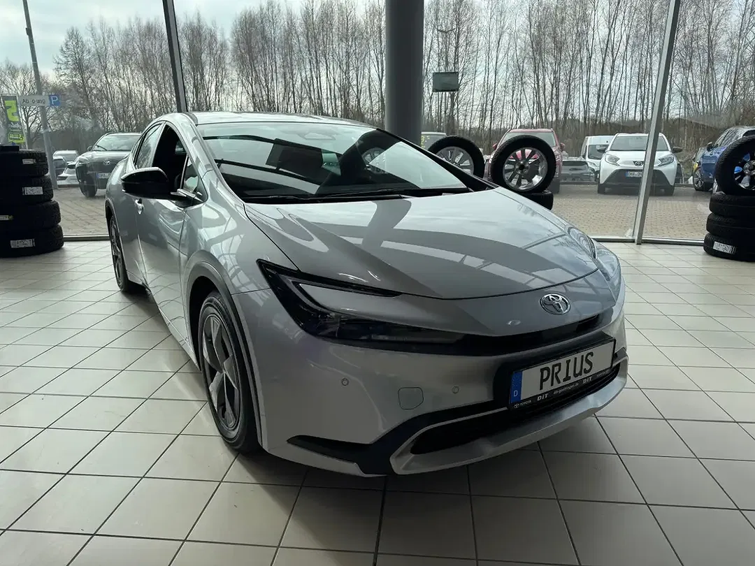 Toyota Prius PHEV - Thumbnail 5