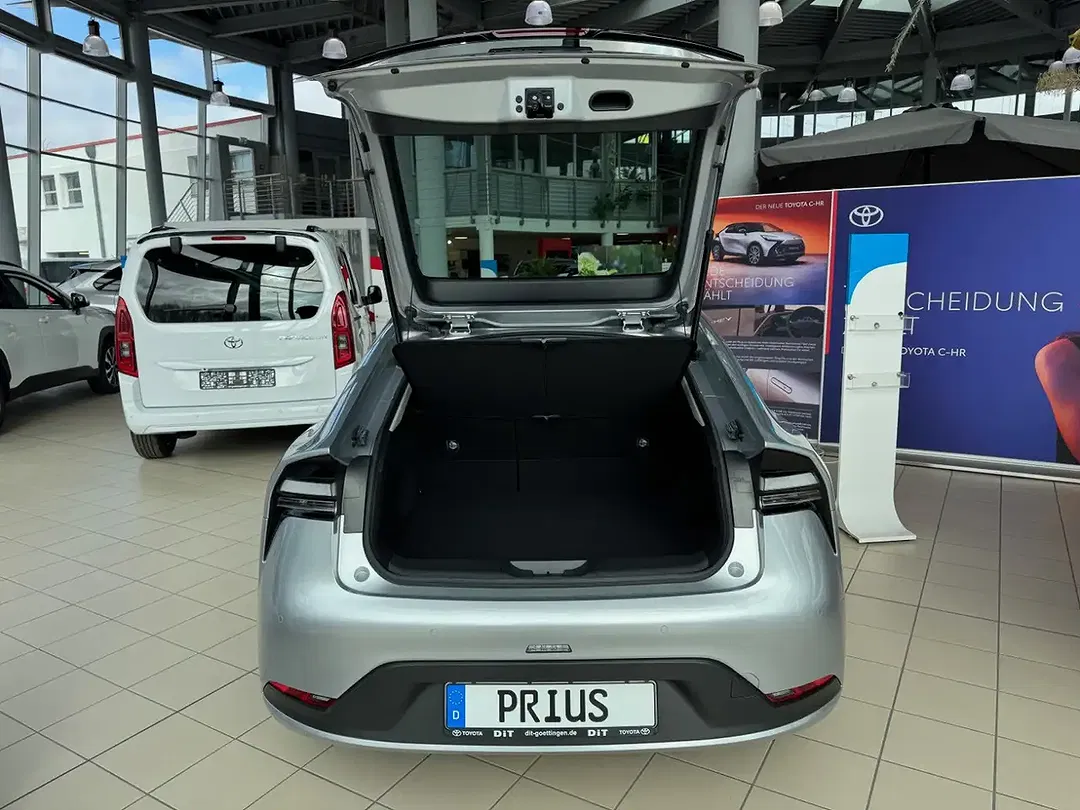 Toyota Prius PHEV - Thumbnail 6