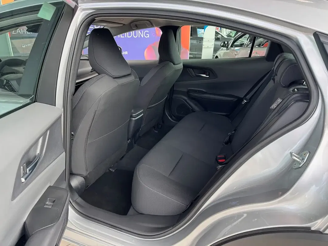 Toyota Prius PHEV - Thumbnail 8