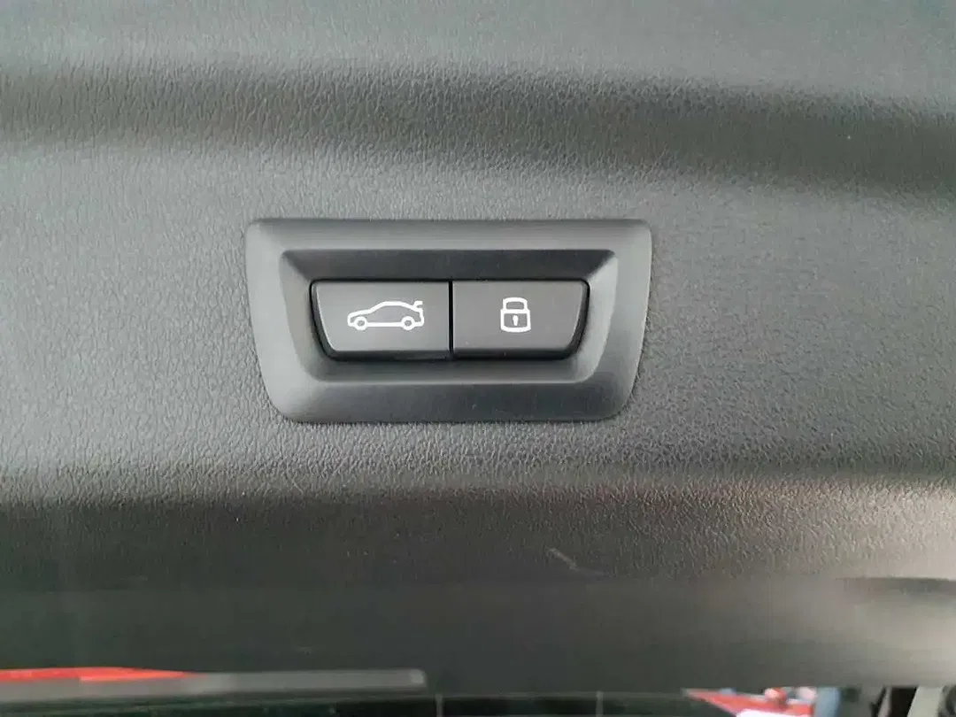 BMW iX1 xDrive M - Thumbnail 6