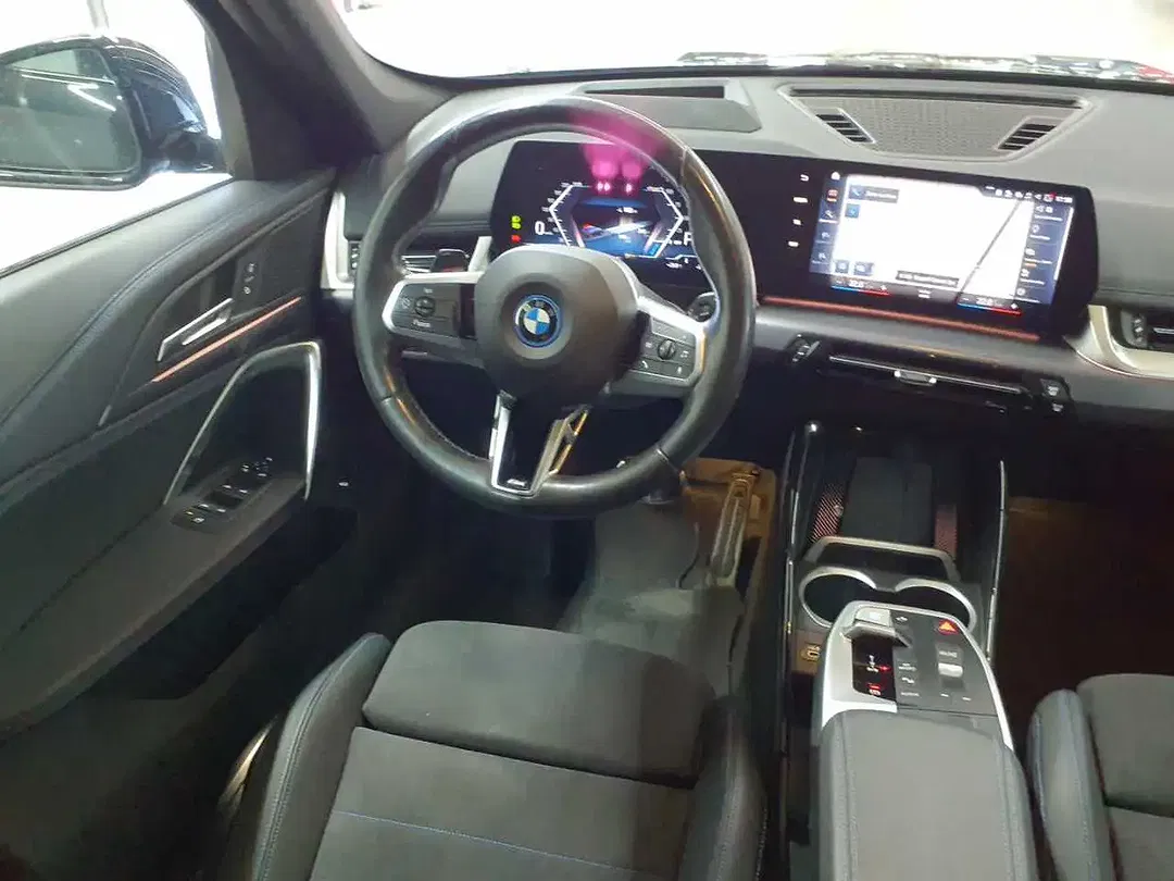 BMW iX1 xDrive M - Thumbnail 3