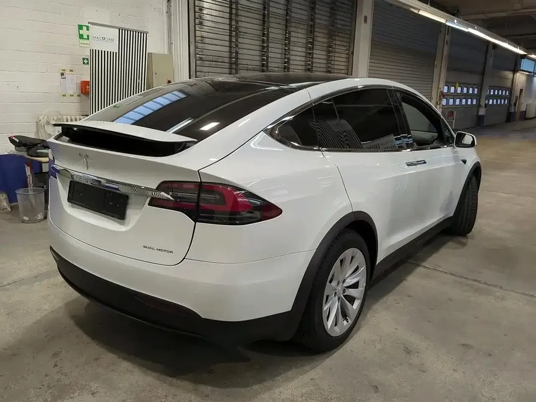 Tesla Model X - foto 2