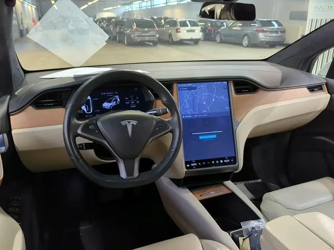 Tesla Model X - Thumbnail 3