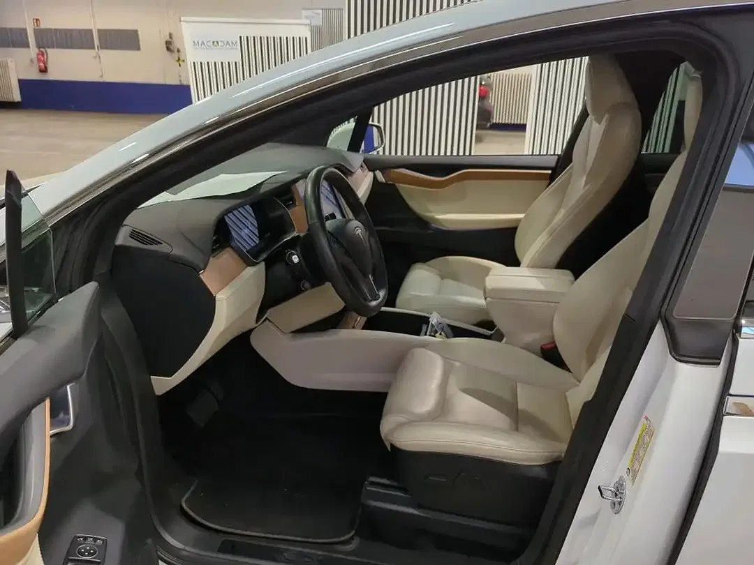 Tesla Model X - Thumbnail 4