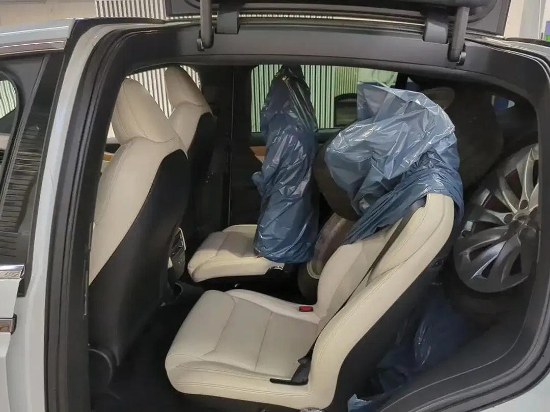 Tesla Model X - Thumbnail 8