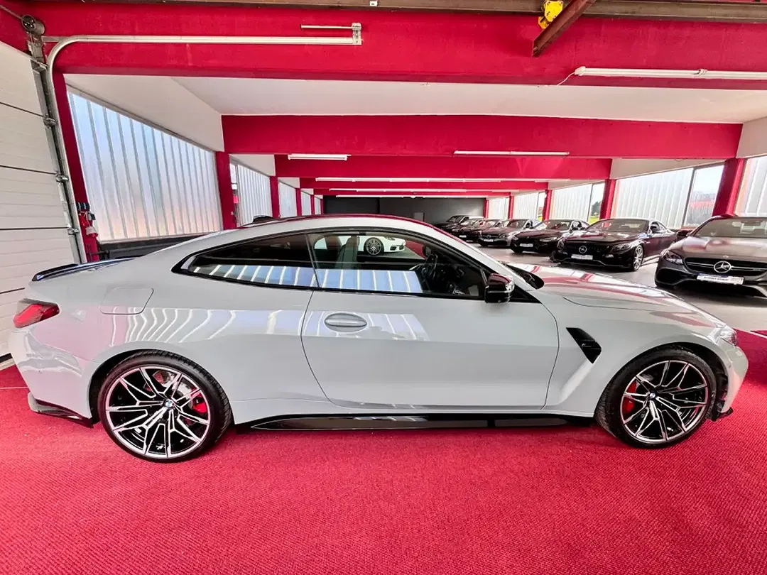 BMW M4 Coupe - Thumbnail 3