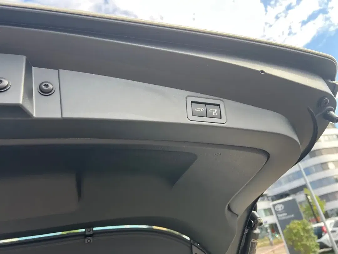 Toyota Corolla Hybrid Lounge - Thumbnail 10