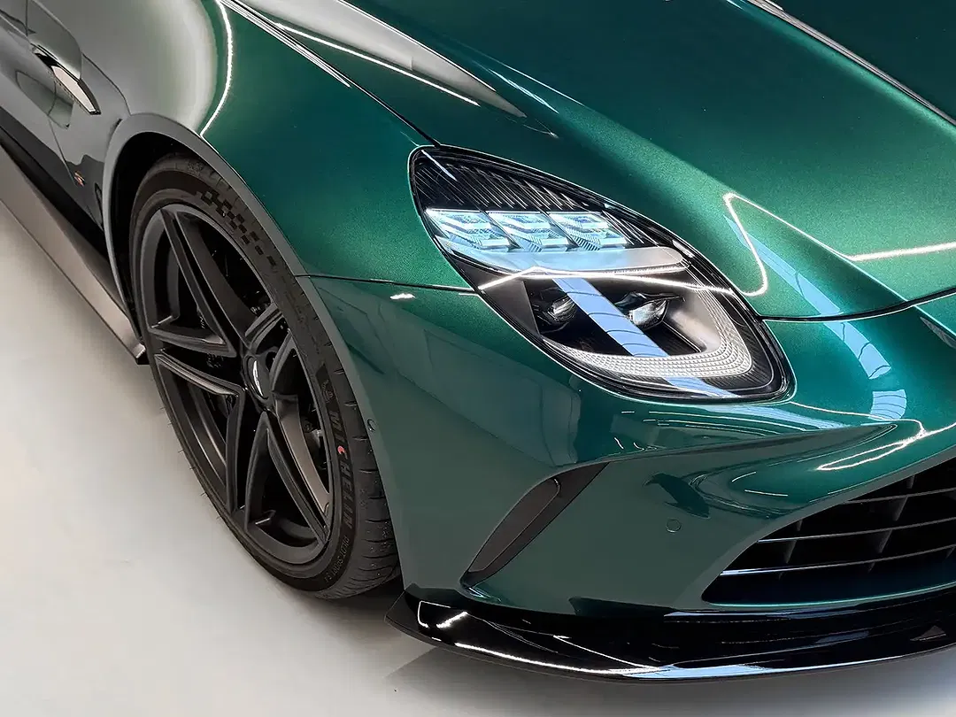 Aston Martin Vantage S Roadster - Thumbnail 8