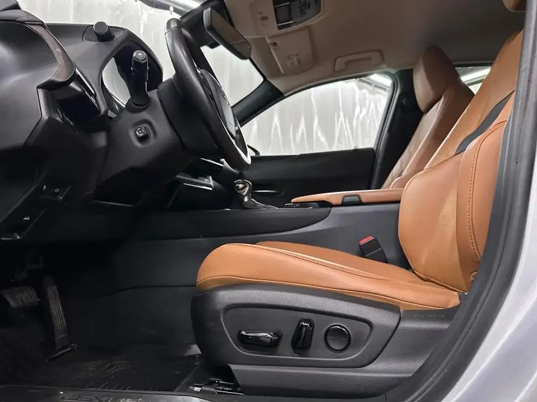 Lexus UX 250h - Thumbnail 17