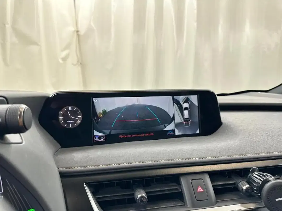 Lexus UX 250h - Thumbnail 23
