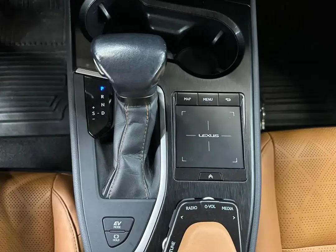 Lexus UX 250h - Thumbnail 25