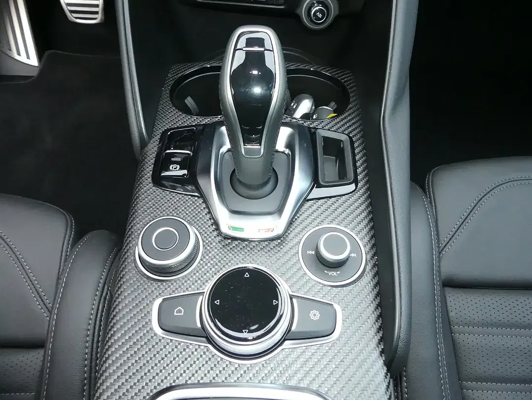 Alfa Romeo Giulia 2.9 V6 Bi-Turbo Quadrifoglio - foto 12