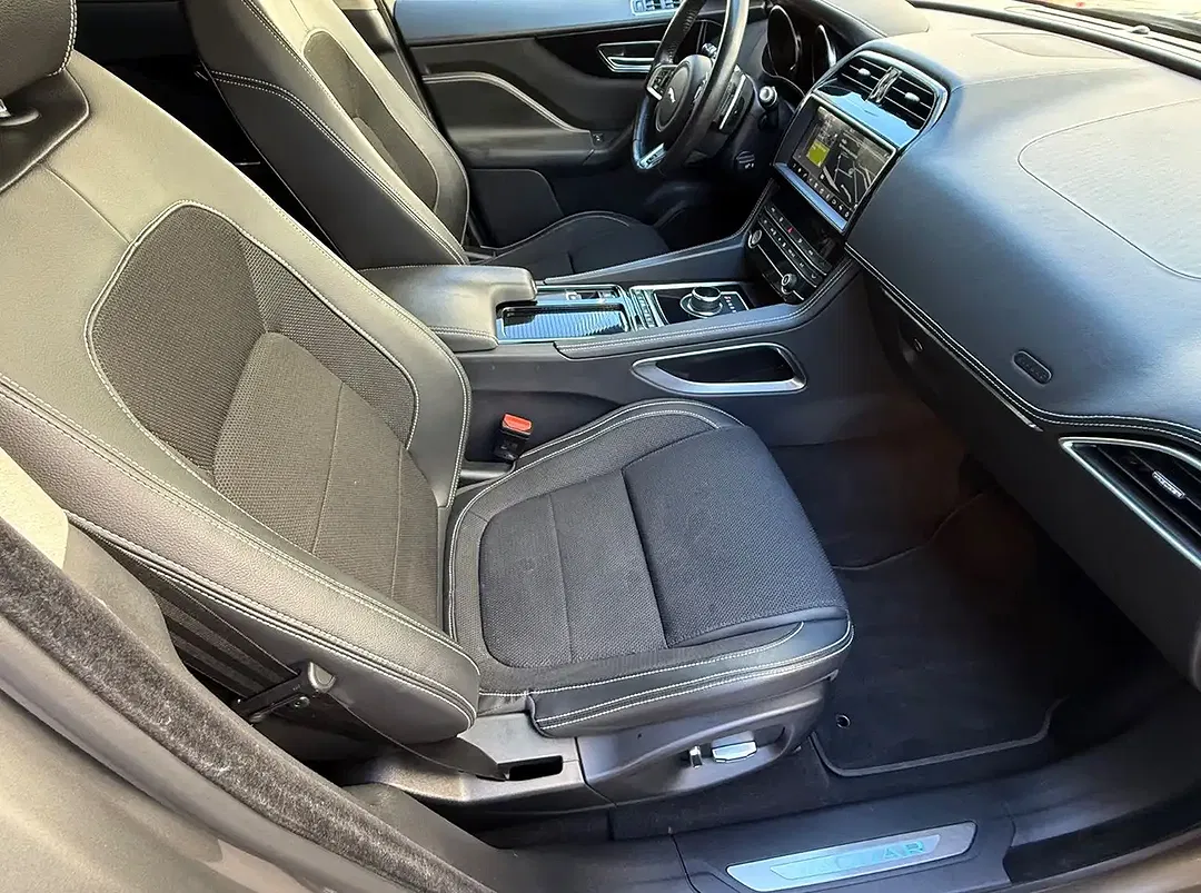 Jaguar F-Pace 4x4 R-Sport - Thumbnail 13