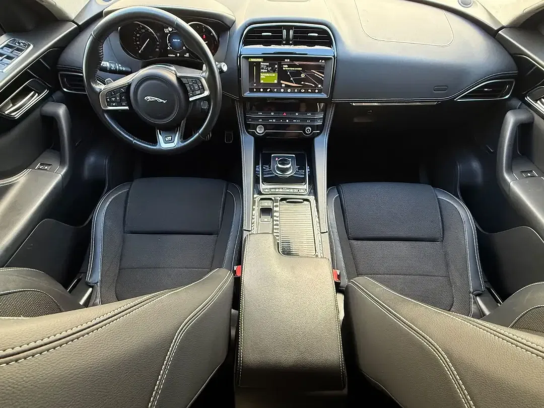 Jaguar F-Pace 4x4 R-Sport - Thumbnail 9