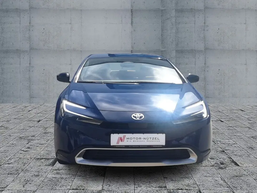 Toyota Prius PHEV - Thumbnail 3