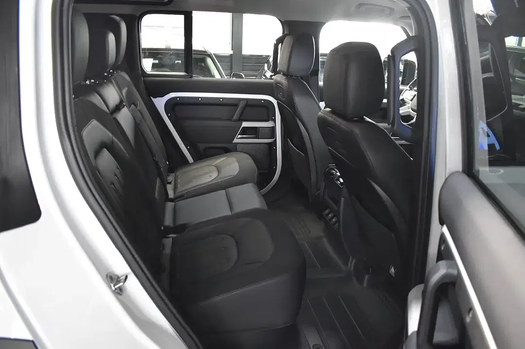 Land Rover Defender 110 SE - Thumbnail 10