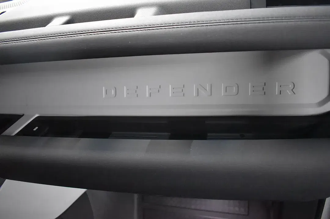 Land Rover Defender 110 SE - Thumbnail 6