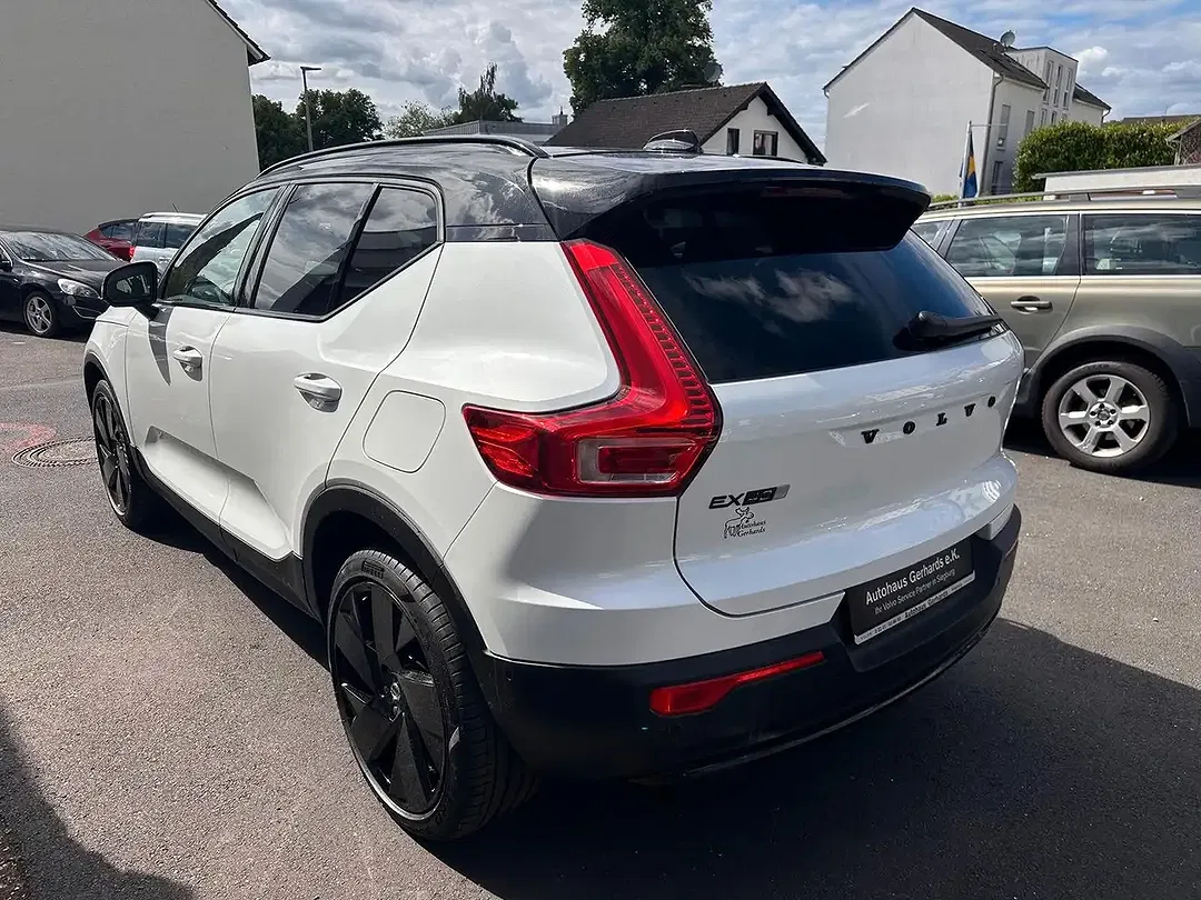 Volvo EX40 Plus Black Edition - Thumbnail 11