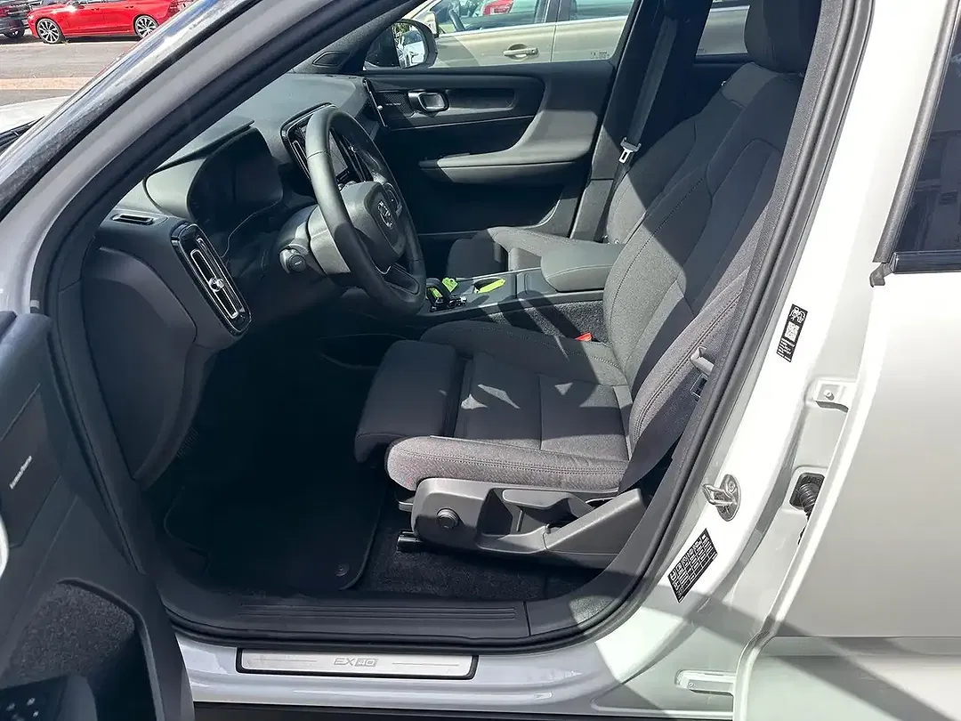 Volvo EX40 Plus Black Edition - Thumbnail 14