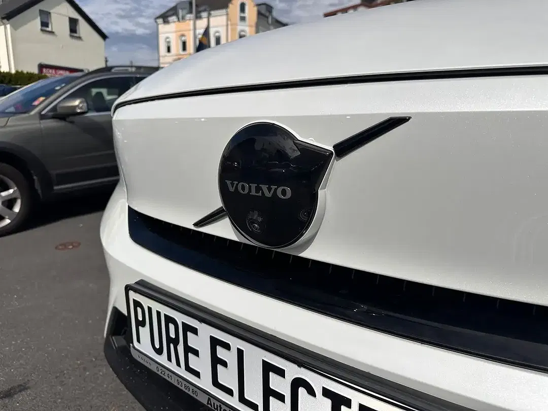 Volvo EX40 Plus Black Edition - Thumbnail 3