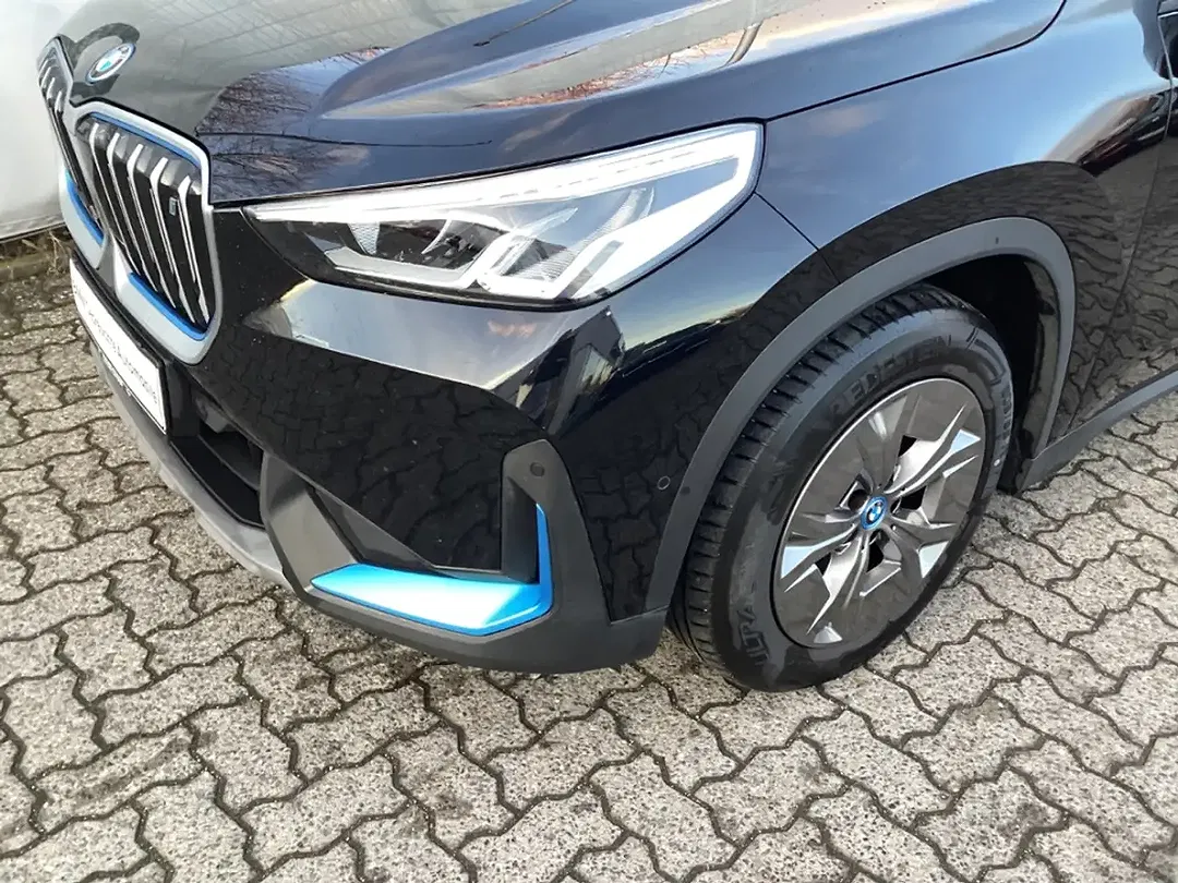 BMW iX1 xDrive M - Thumbnail 3