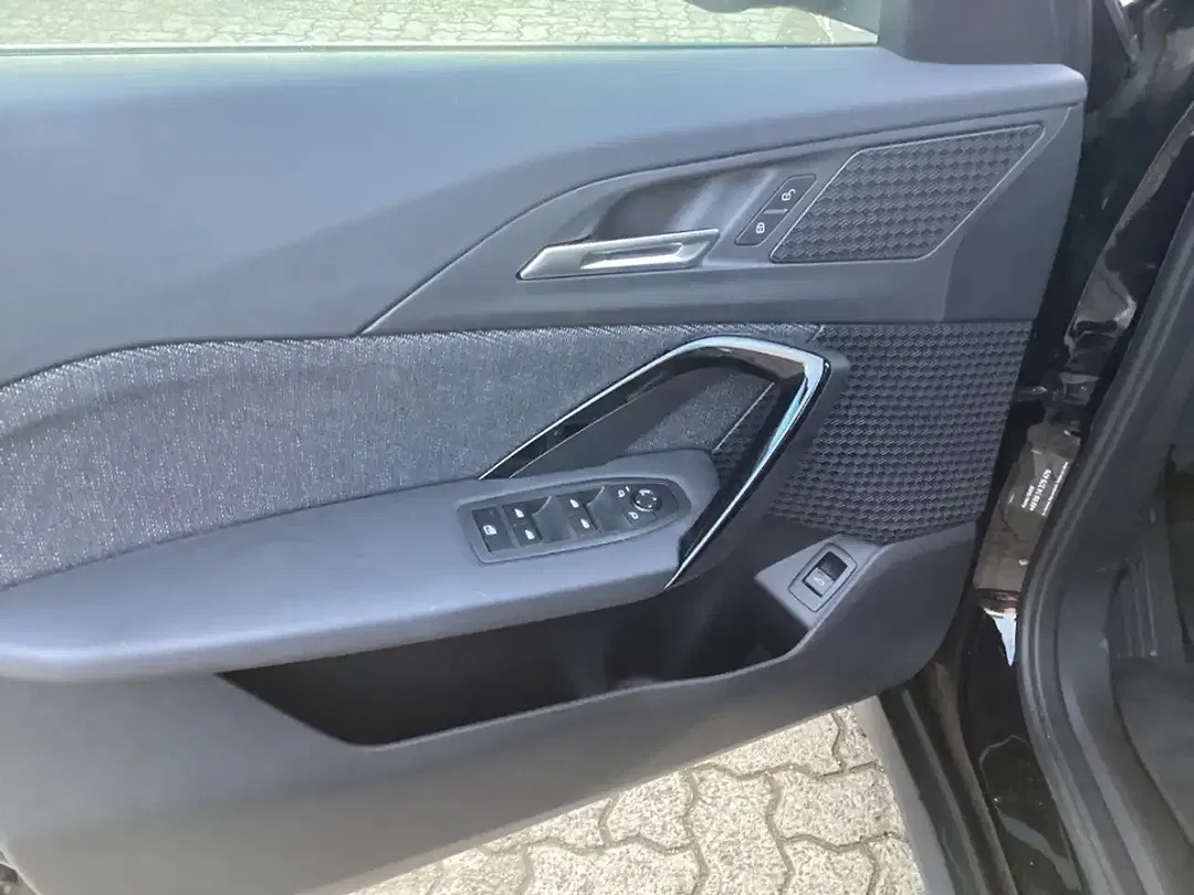 BMW iX1 xDrive M - Thumbnail 4