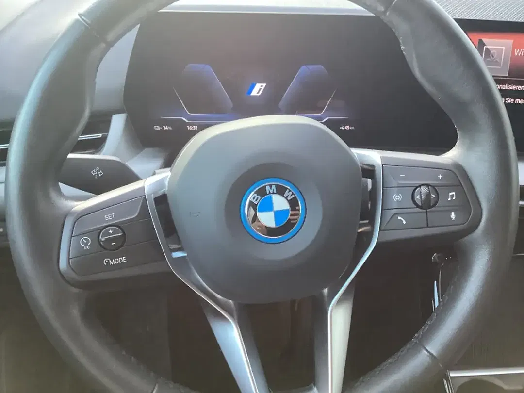 BMW iX1 xDrive M - Thumbnail 5