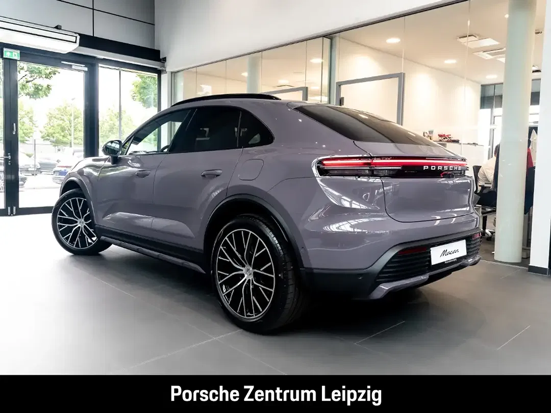 Porsche Macan 4 - Thumbnail 3