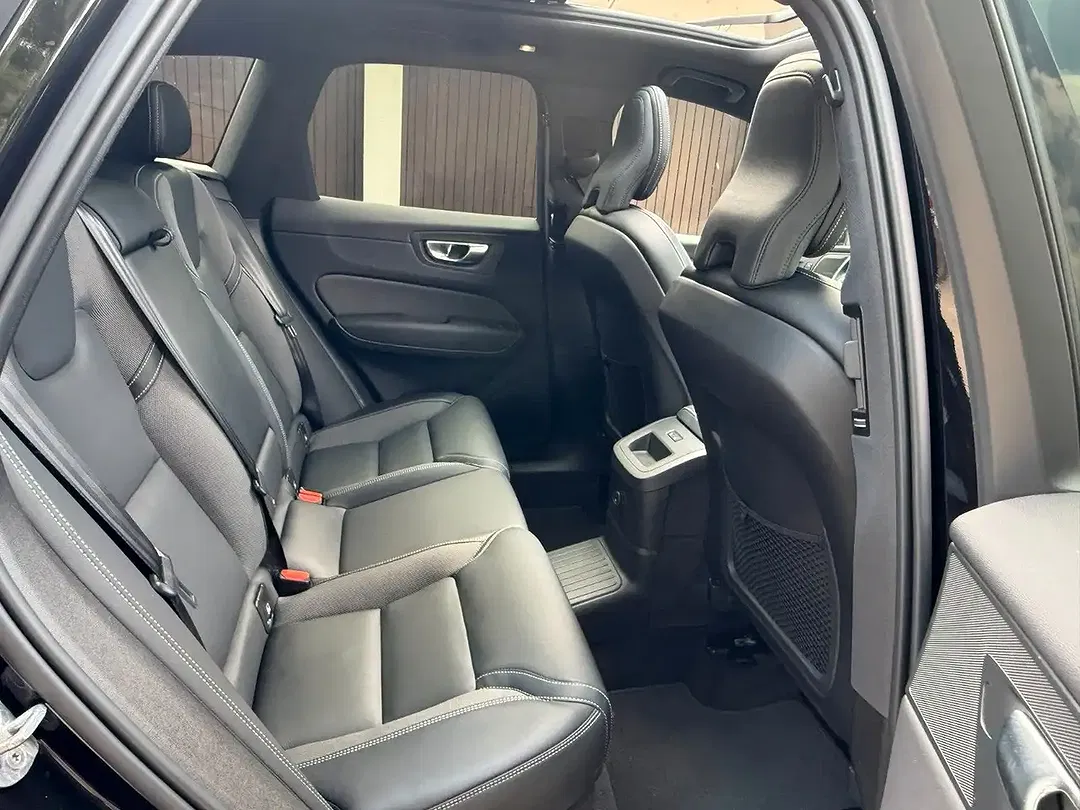 Volvo XC60 AWD R-Design - Thumbnail 13