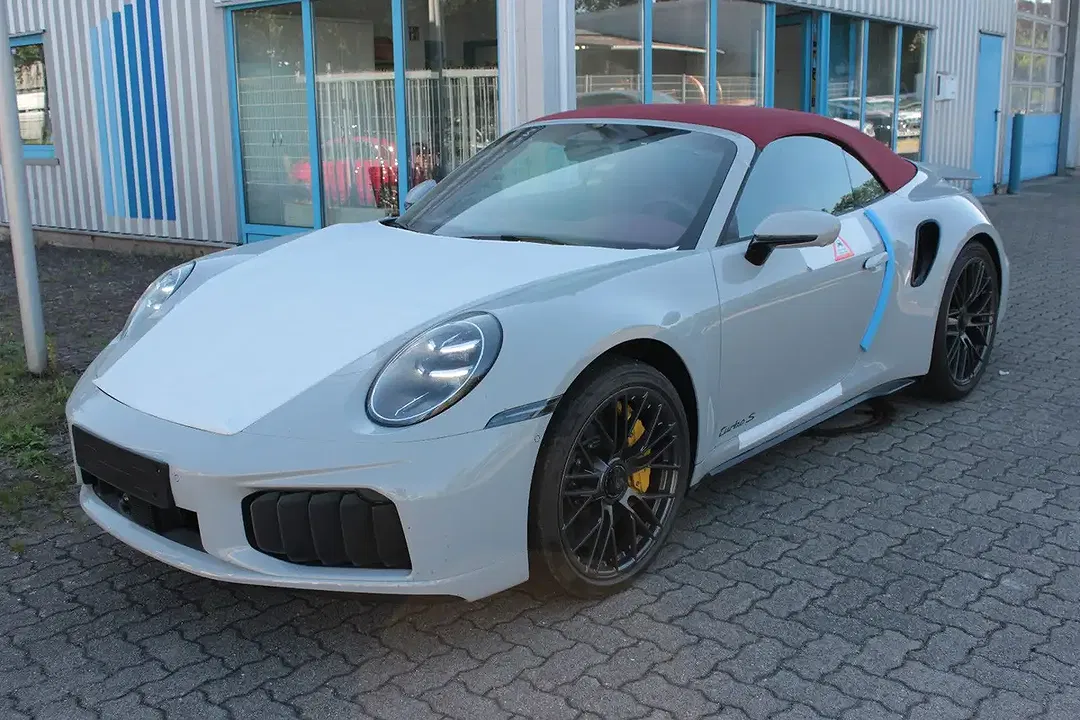 Porsche 911 Turbo S Cabriolet - Thumbnail 3