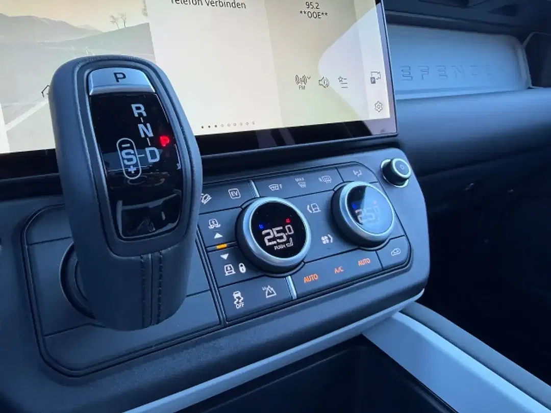 Land Rover Defender P300e PHEV 110 S - Thumbnail 12