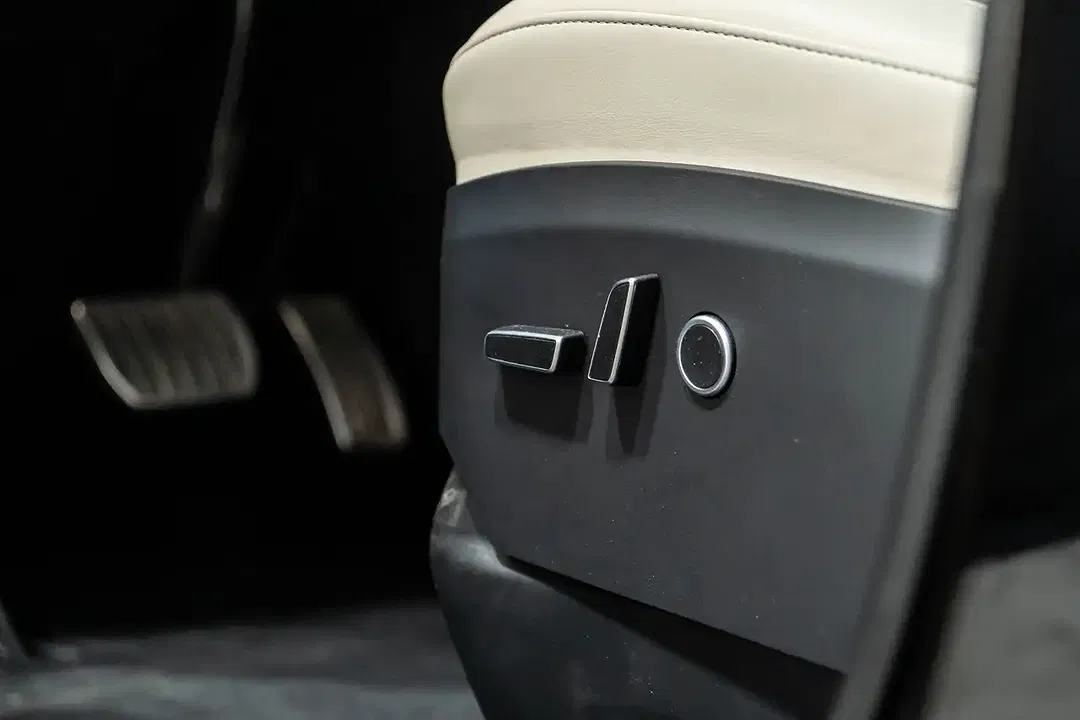 Tesla Model X AWD Plaid - Thumbnail 26