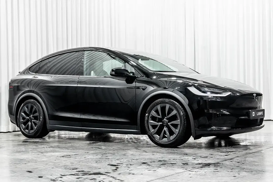 Tesla Model X AWD Plaid - Thumbnail 6