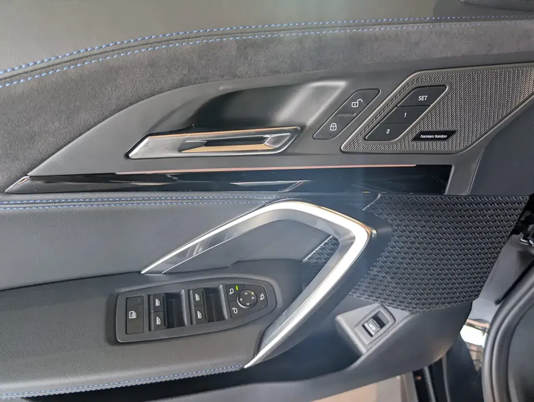 BMW iX1 xDrive M - Thumbnail 12