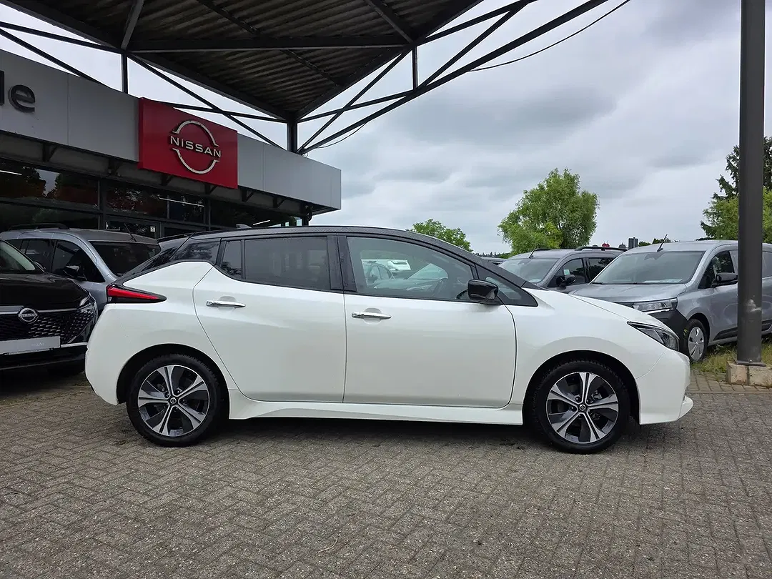 Nissan Leaf - Thumbnail 3