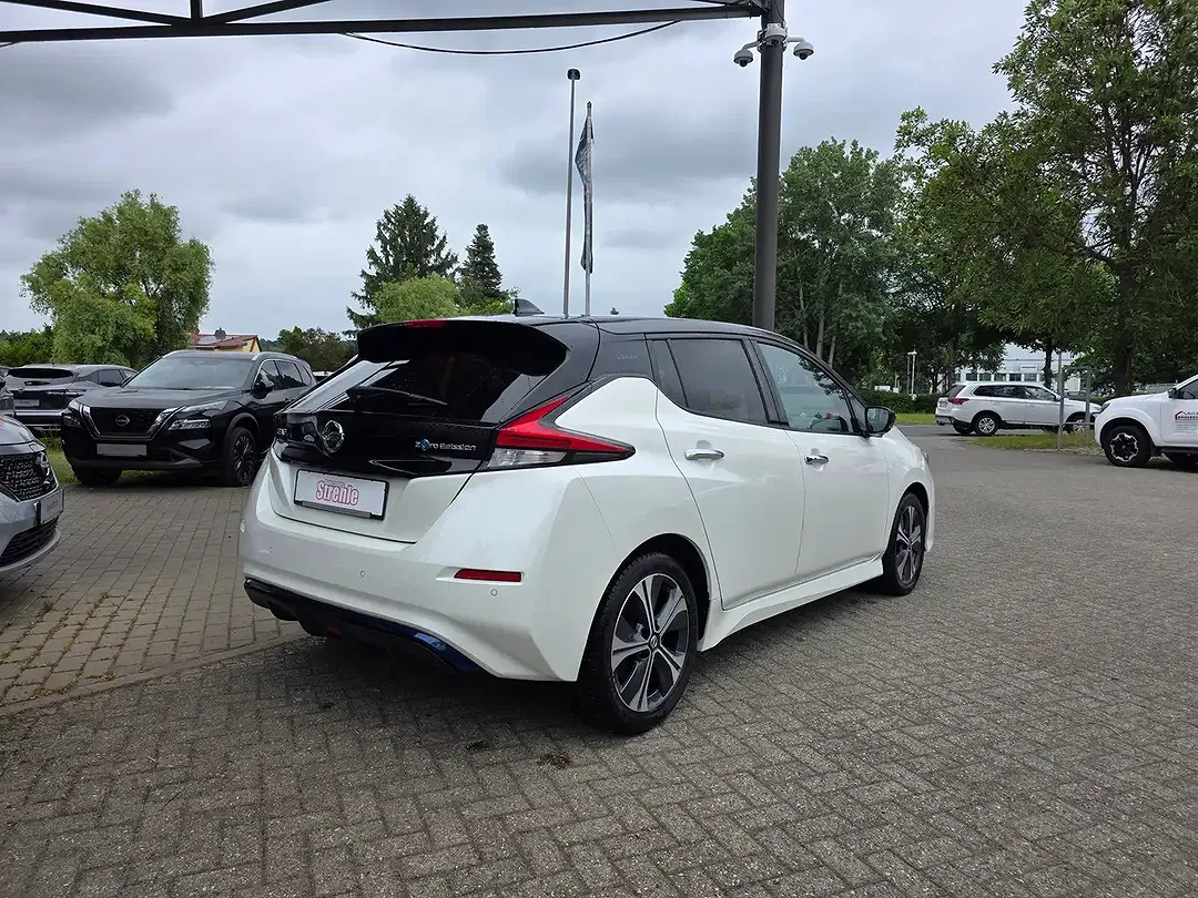 Nissan Leaf - Thumbnail 4