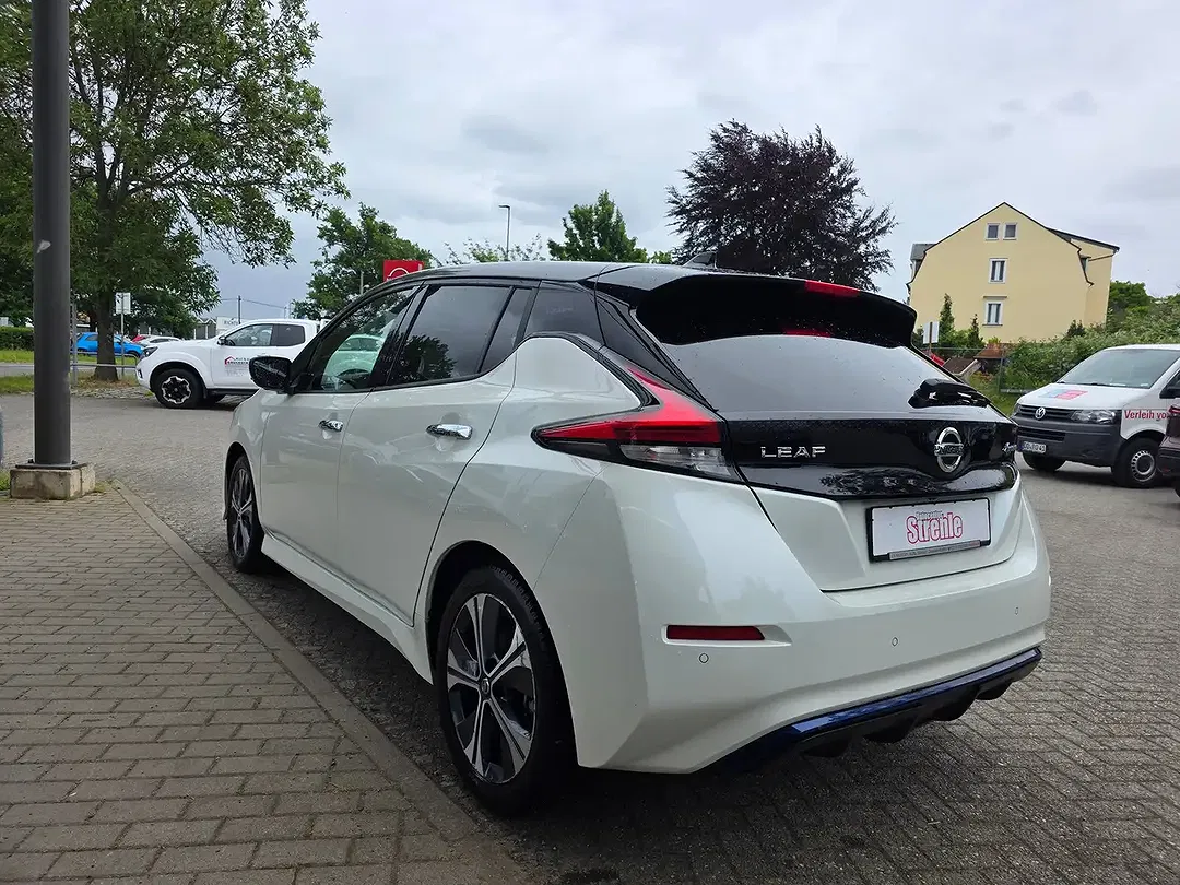 Nissan Leaf - Thumbnail 5